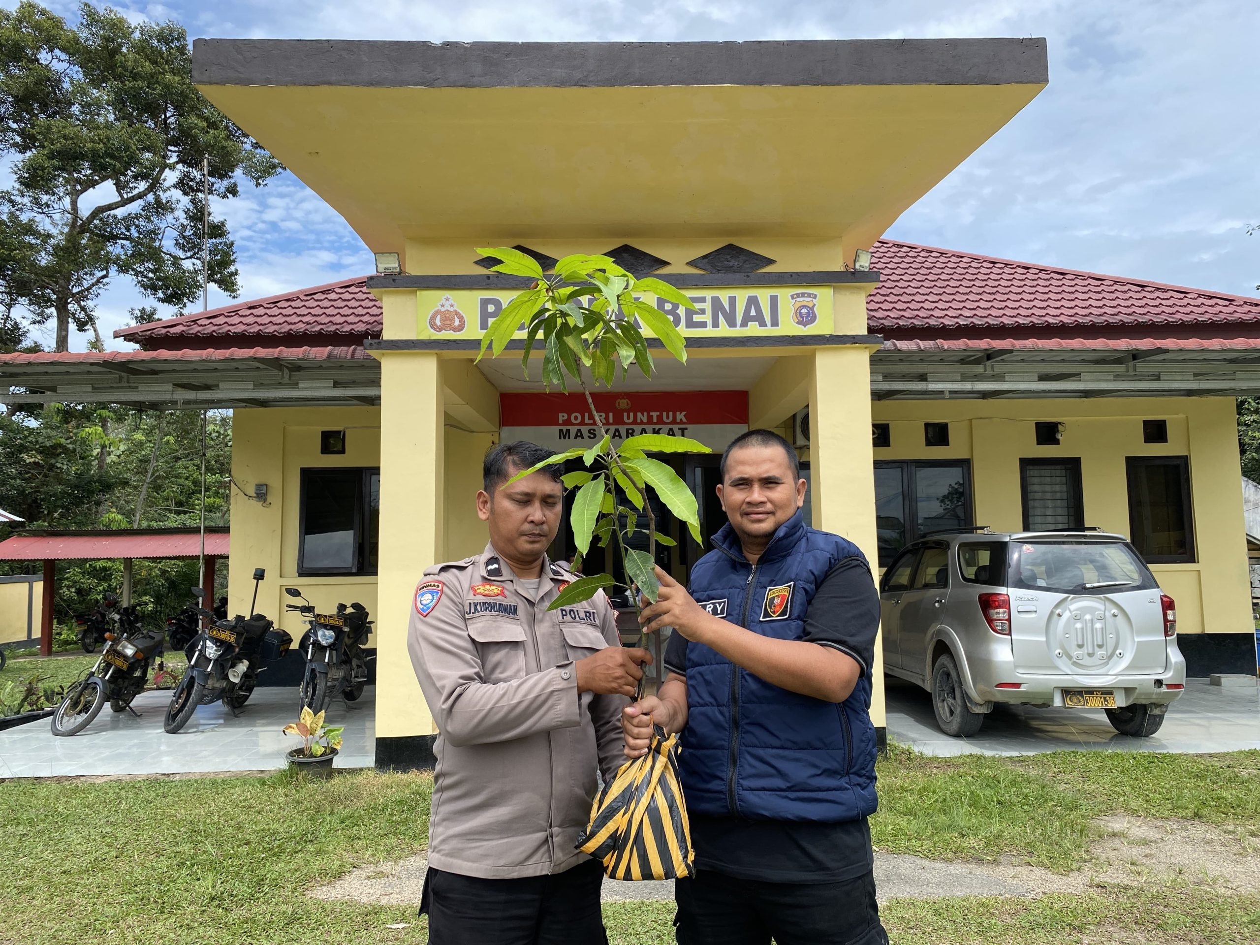 Berulang Tahun, Polsek Benai Serahkan Bibit Pohon Secara Simbolis Sebagai Bentuk Apresiasi dan Dukung Program Penghijauan