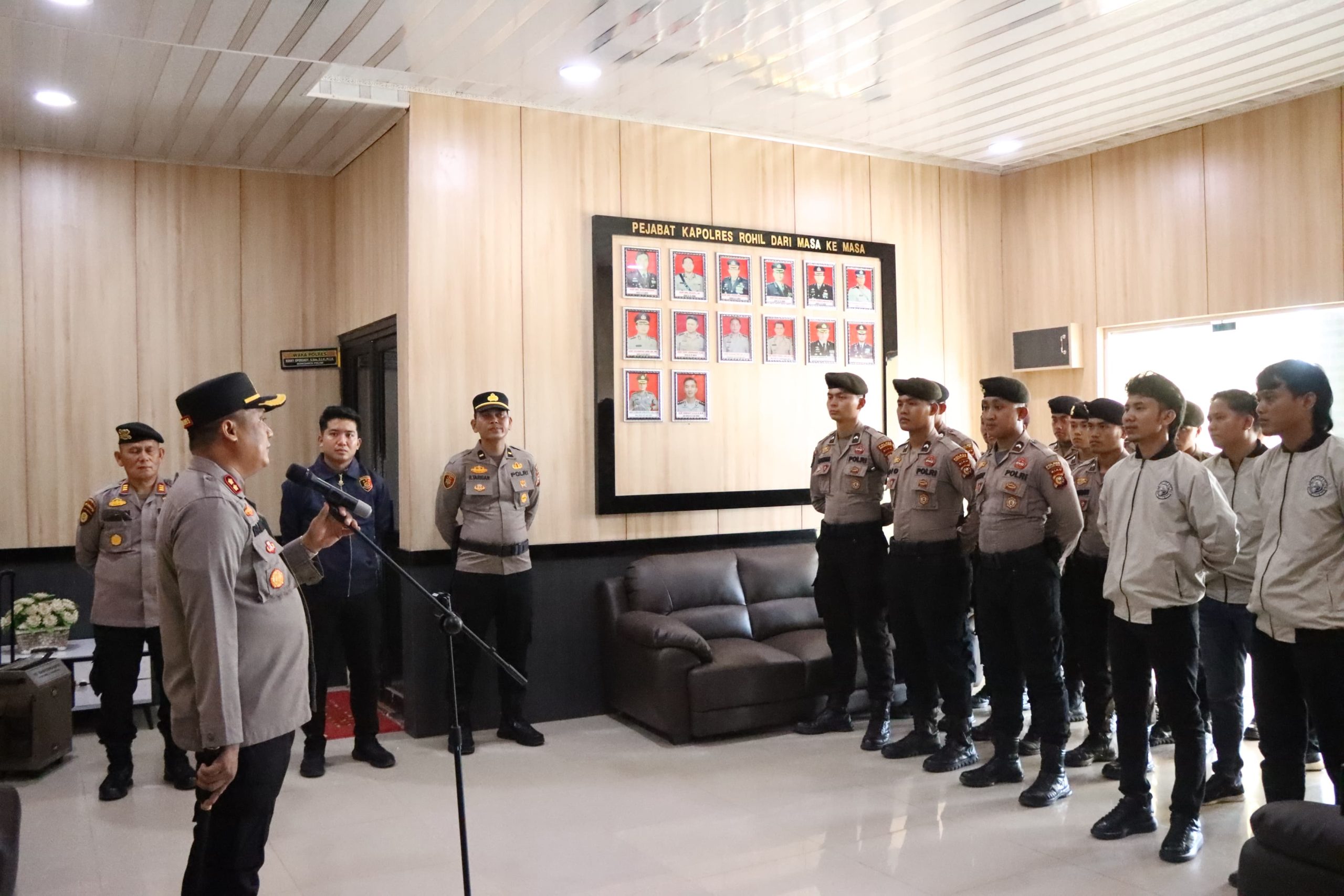Beri Motivasi dan Bingkisan, Kapolres Rohil Kunjungi Personel Tim RAGA Latihan di SPN Polda Riau