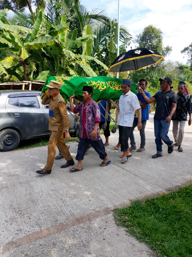 
					Lepas Jenazah Edi Susanto Di Simandolak, Kadis Pariwisata Sampaikan Pesan Bupati Suhardiman