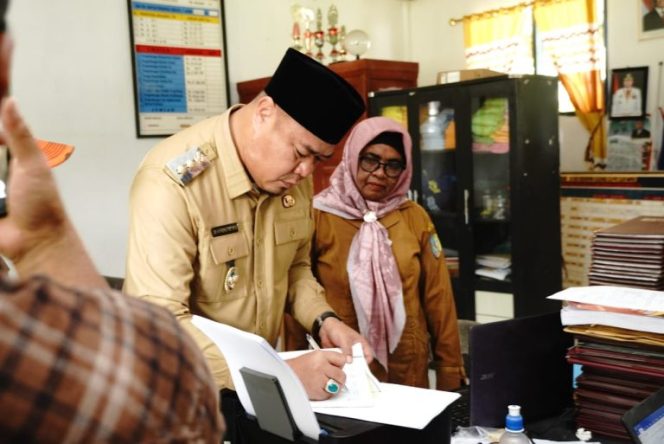 
					Kunjungi SDN 08 Pematang Rambai, Wakil Bupati Batu Bara Gerak Cepat Turunkan Bantuan