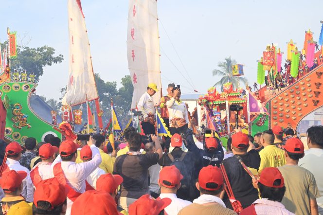 
					Saat Bupati Rohil Berbaur dengan Masyarakat Tiong Hoa, Momen Even Bakar Tongkang