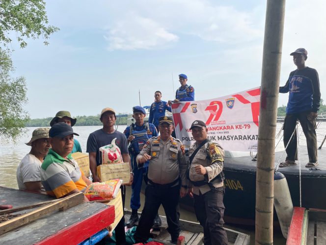 
					Sambut HUT Bhayangkara KE-79, Polres Rohil Giat Program Jalur Penbagian Sembako Dan Bakti Kesehatan di Pesisir Pantai