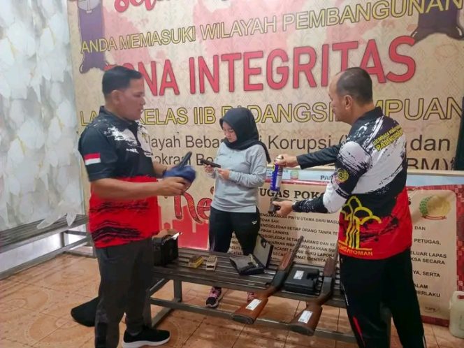
					Tingkatkan Kesiapsiagaan Lapas Kelas IIB Padangsidimpuan, Laksanakan Perawatan Senjata Api dan Inventaris Keamanan