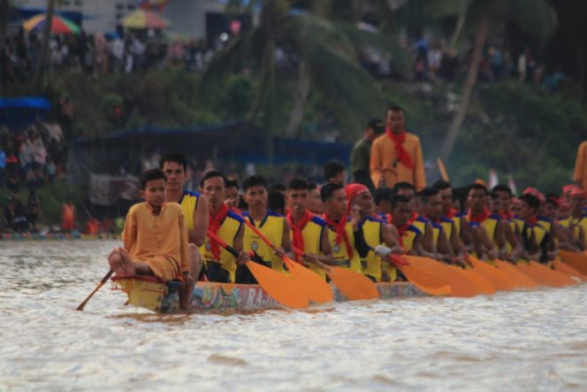 
					Tukang Tari Pacu Jalur Viral Lewat Tren “Aura Farming”, Momentum Mengangkat Kembali Sisi Unik Pacu Jalur