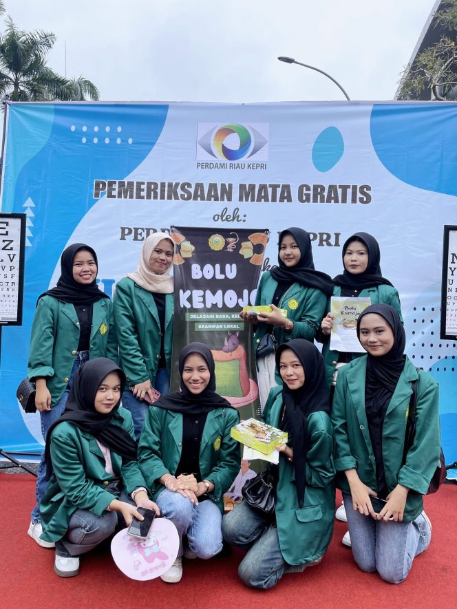 
					Mahasiswa Farmasi Universitas Muhammadiyah Riau Sosialisasikan Kearifan Lokal Bolu Kemojo di CFD Pekanbaru