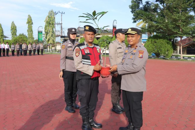 
					Polres Rohil Peduli Lingkungan, Beri Hadiah Bibit Pohon pada Personel Berulang Tahun