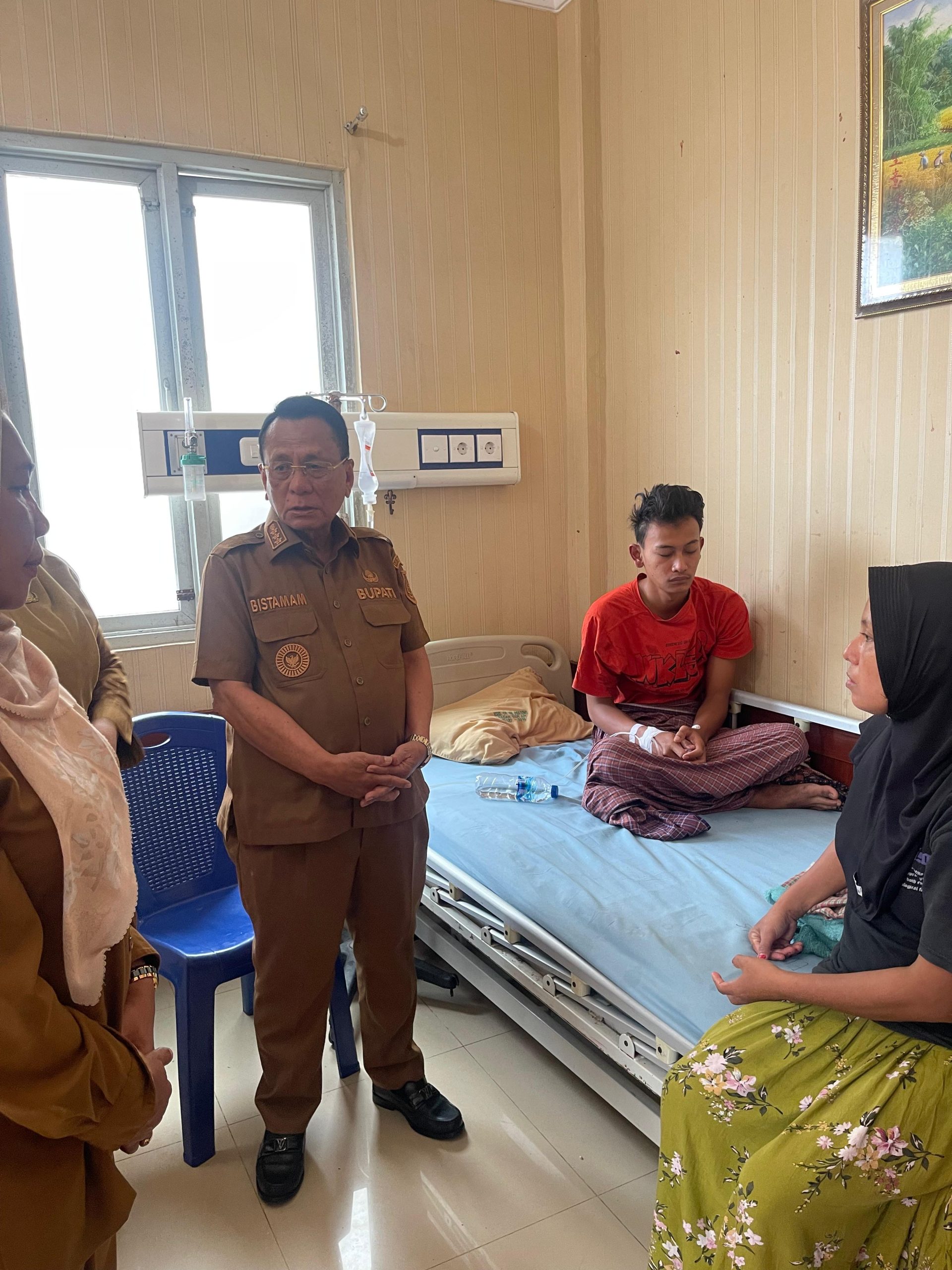 Peduli Korban Keracunan Makanan, Bupati Bistamam Jenguk Pasien di RSUD Dr Pratomo