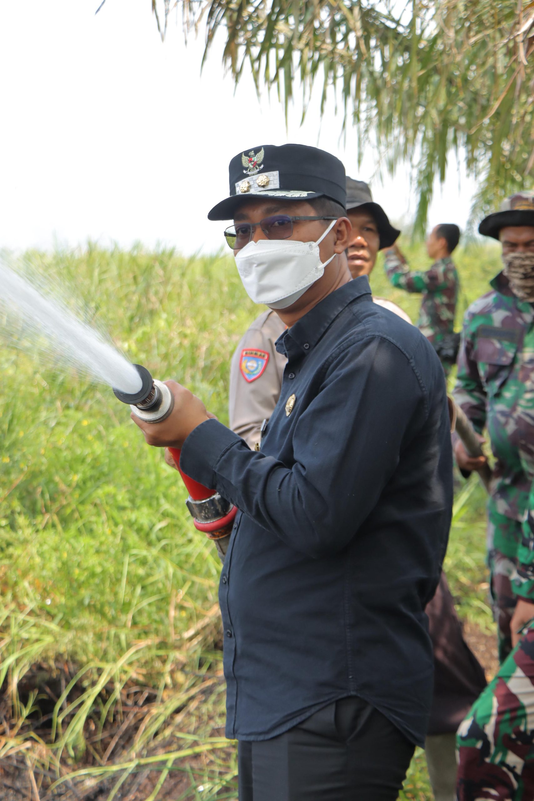 Bersama Wabup dan Dandim 0321, Kapolres Rohil Padamkan Karhutla di Bangko Permata