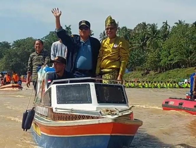 
					Bhinneka Tunggal Ika: Adat Budaya Pacu Jalur Kabupaten Kuantan Singingi Berhasil Mengundang Wisatawan Luar