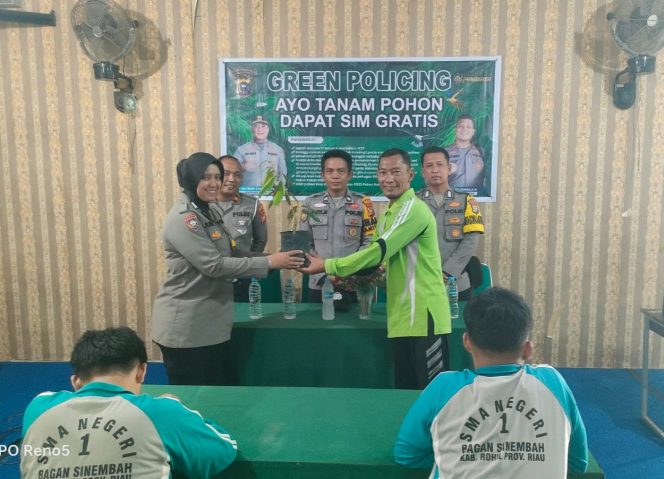 
					Wujudkan Green Policing Humanis dan Adaptif, Polsek Bagan Sinembah Tanam Pohon di Halaman Sekolah