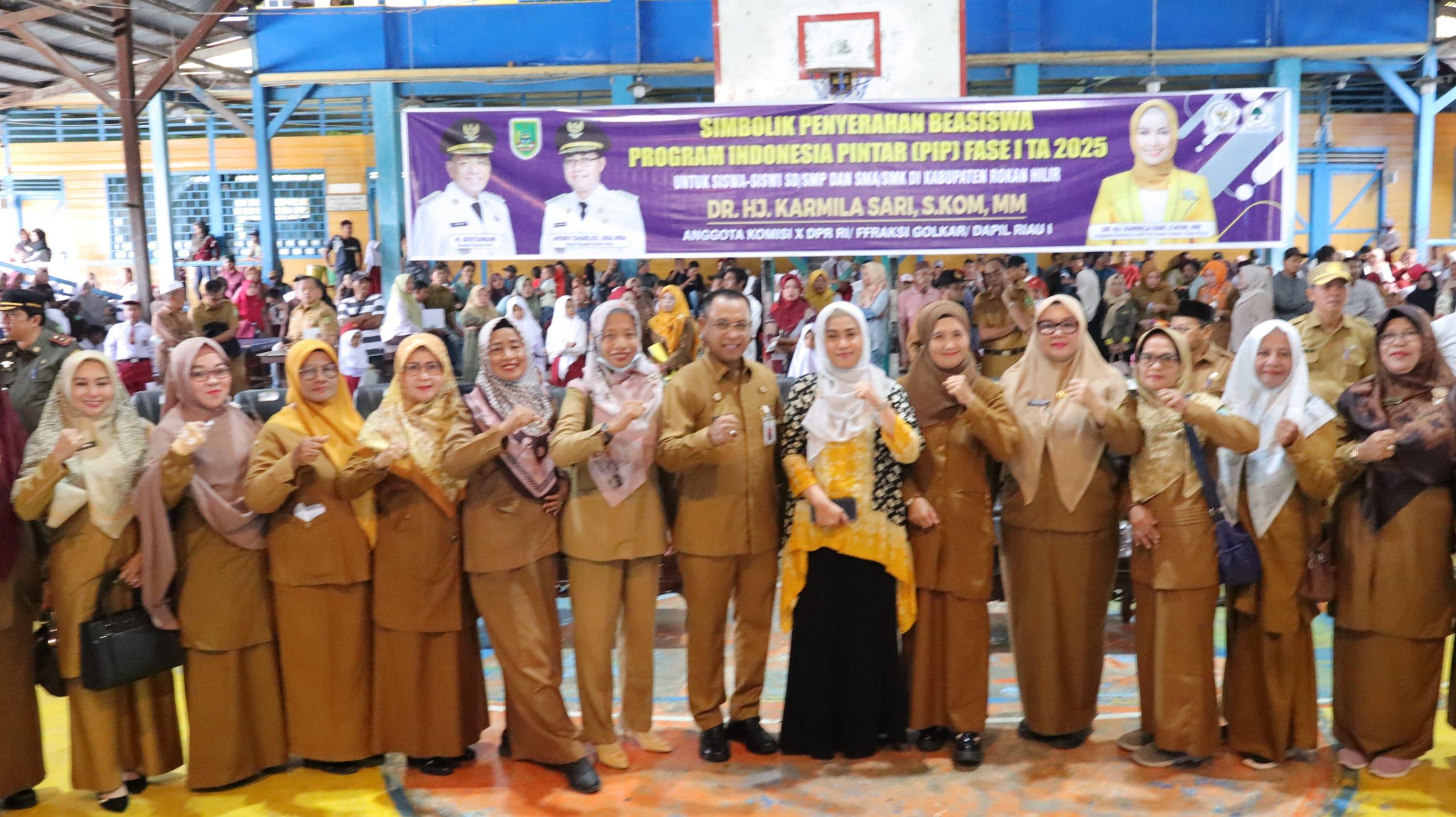 Serahkan Beasiswa PIP Tahap Pertama, Anggota DPR RI Dr Karmila Sari Dorong Peningkatan SDM