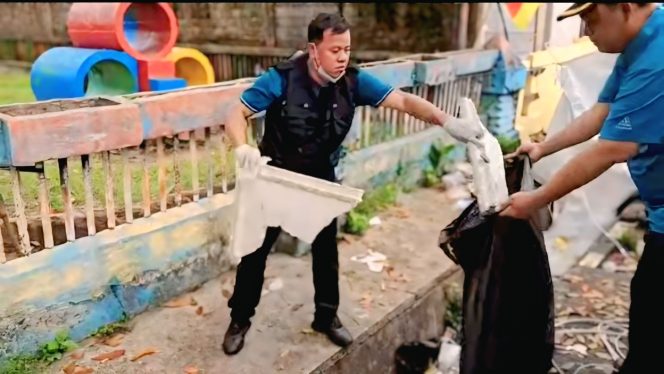 
					Usai Helatan Pacu Jalur Tepian Narosa Digelar, Bupati Kuansing Dr. Suhardiman Amby Turun Langsung Bersihkan Sampah di Tepian Narosa