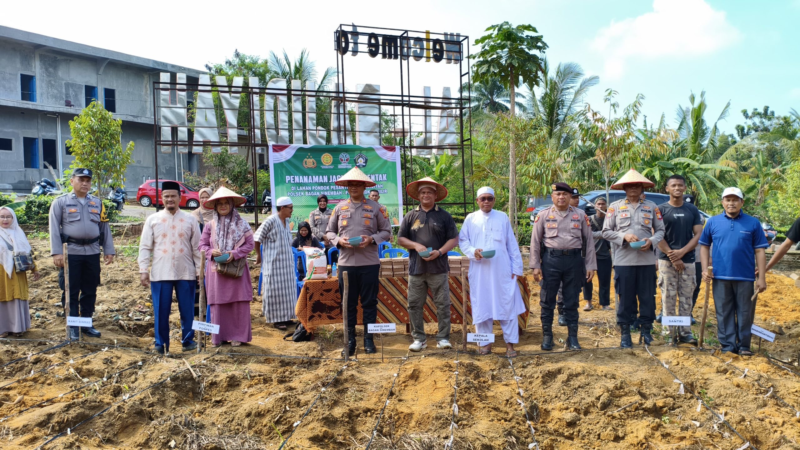 Tanam Jagung Serentak, Ponpes Al Majidiyah Bersama Polsek Dukung Ketahanan Pangan Nasional