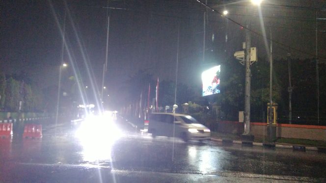 
					Ketika Malam Kota Bertuah Diguyur Hujan