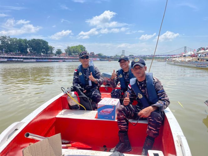 
					Ikut Serta Lakukan Pengamanan Festival Pacu Jalur Tepian Narosa, Lanal Dumai Terjun Langsung ke Sungai Kuantan