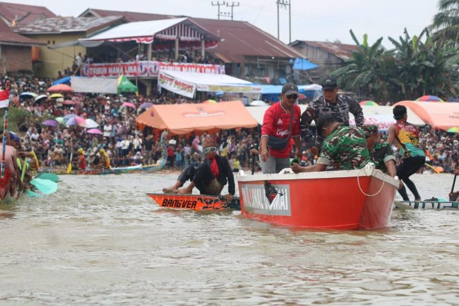 
					Halangi Lajunya Jalur Yang Melintas, Serka Rio TNI AL Korbankan Boat Demi Selamatkan Penonton Pacu Jalur
