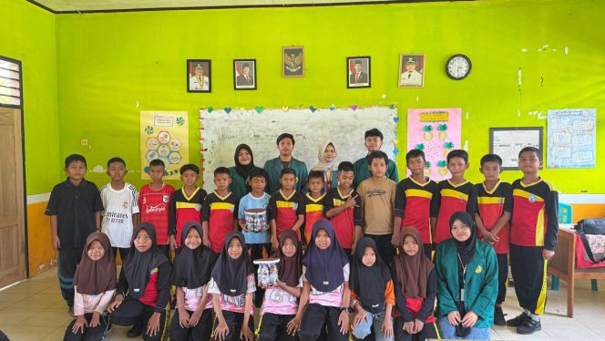 
					Sosialisasi Dan Praktik Pembuatan Bangku Dari Eco Brick Di SDN 04 Teluk Batil