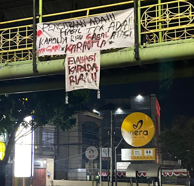 
					Heboh, Spanduk Bertuliskan Evaluasi Kapolda Riau Terpasang Di JPO Depan Kantor DPRD Provinsi Riau