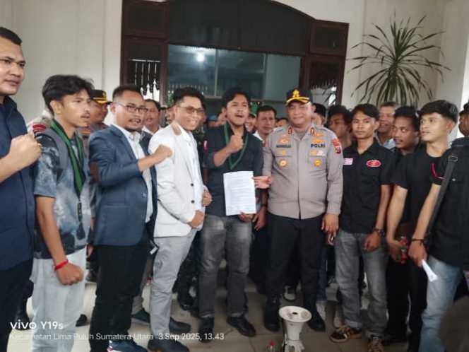 
					Kapolres Buka Dialog Serta Tanda Tangani Fakta Integritas, Aliansi Mahasiswa dan Masyarakat Duduki Kantor DPRD
