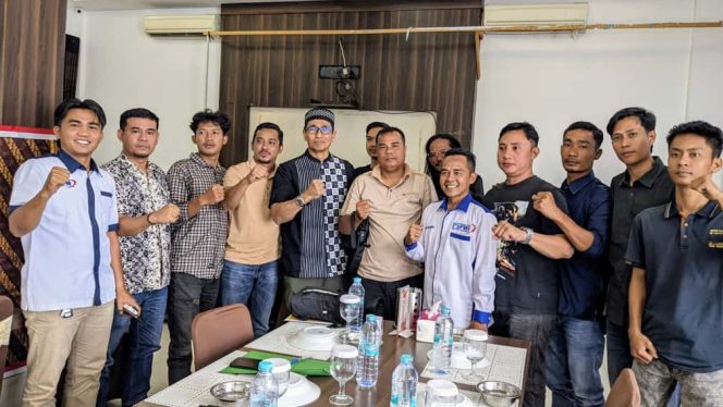 
					Kajari Kuansing Berulang Tahun, Aliansi Anak Kuansing Berikan Kado Tagih Janji Pasca Aksi