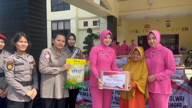 
					Polwan Polres Rokan Hilir Tebar Kebaikan, Salurkan Bansos untuk Kaum Dhuafa di HUT ke-77