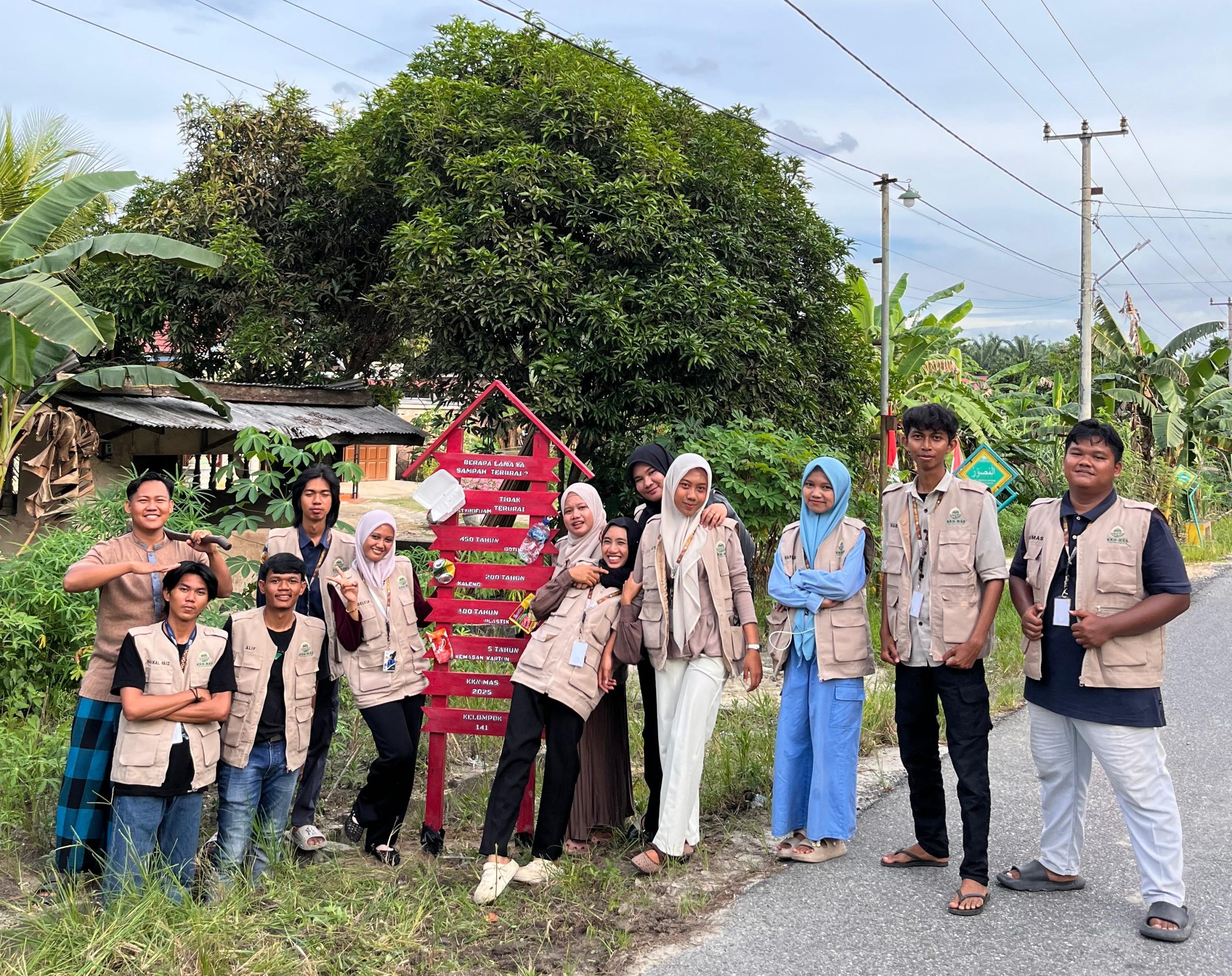 Pemasangan Plang Edukasi Sampah oleh Mahasiswa KKN MAs Kelompok 141