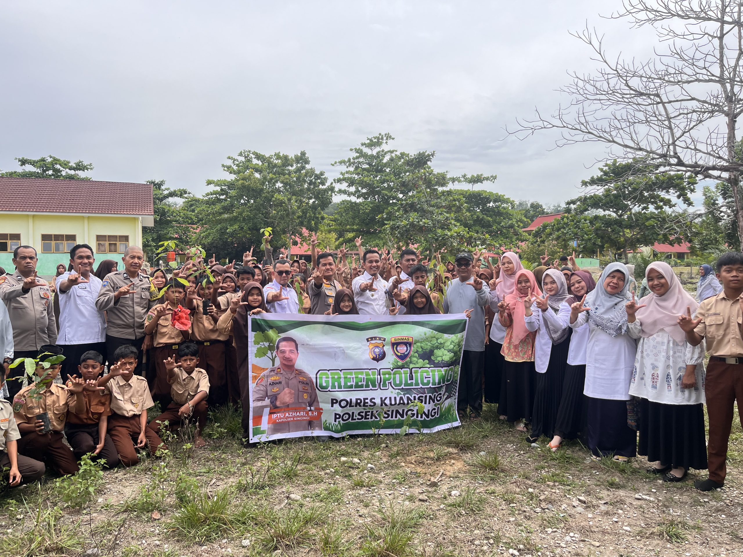 Polsek Singingi Tanamkan Semangat Hijau Lewat Program Green Policing di SMPN 5 Singingi