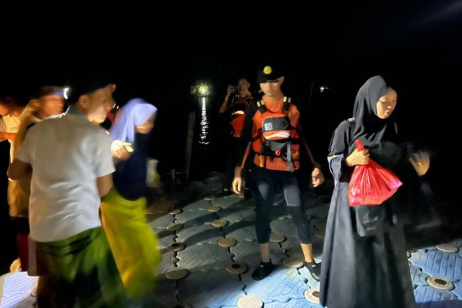 
					Judul: Kapal Pembawa 90 Santri Alami Mati Mesin di Perairan Meranti, Seluruh Penumpang Selamat