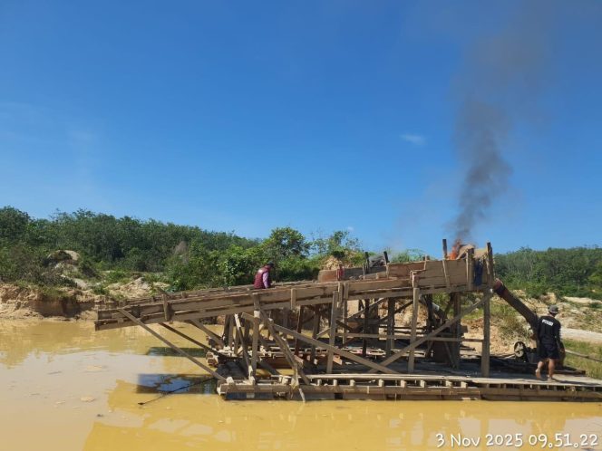 
					Polsek Singingi Tertibkan Penambangan Emas Ilegal di Muara Lembu, Lima Rakit PETI Dimusnahkan