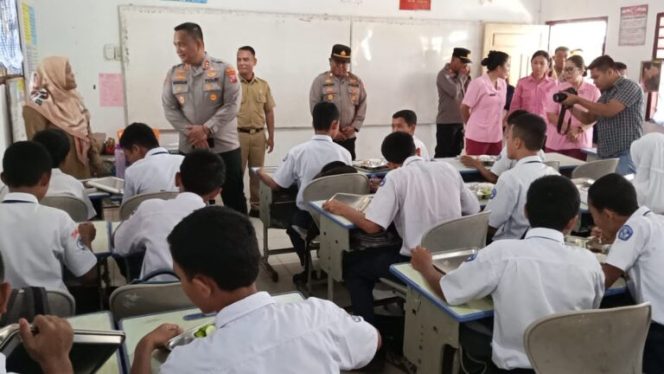 
					Tinjau Langsung Program MBG, Kapolres Batu Bara Hadir di SMPN 1 Talawi