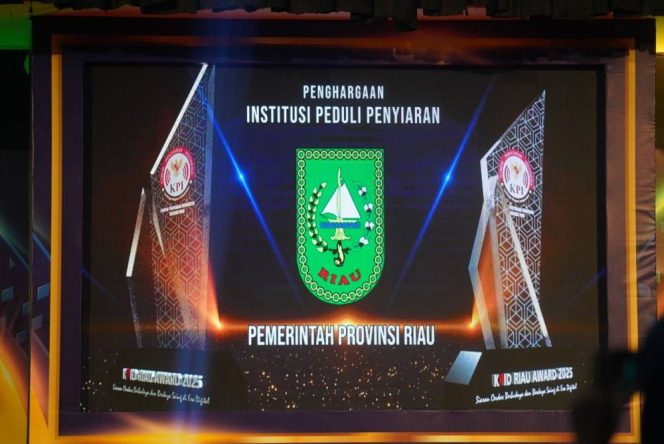 
					Pemprov Riau Raih Penghargaan KPID Riau sebagai Institusi Peduli Penyiaran