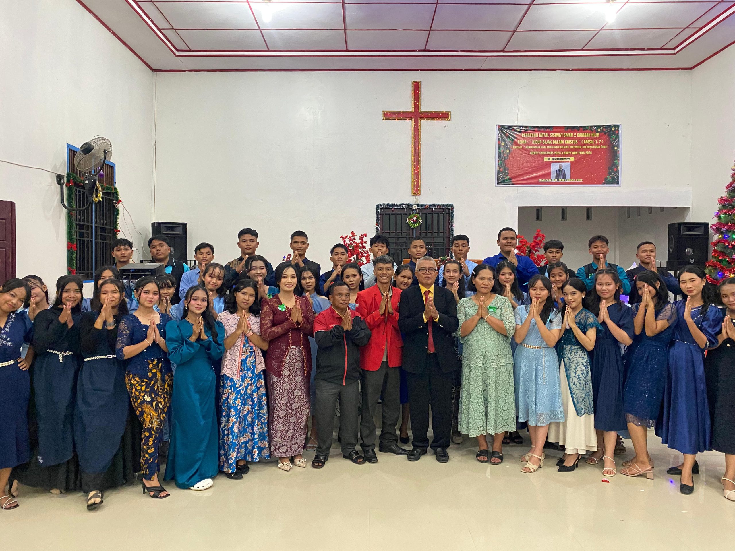 Bersama Orang Tua dan Siswa/i Kristiani, SMAN2 Rambah Hilir Rayakan Natal 2025