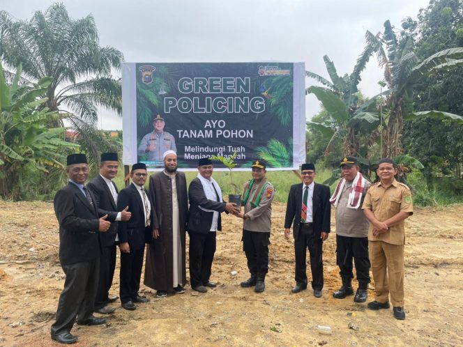 
					Penanaman Pohon di Ponpes Al-Majidiyah, Kapolsek Dukung Kebijakan Kapolda Riau