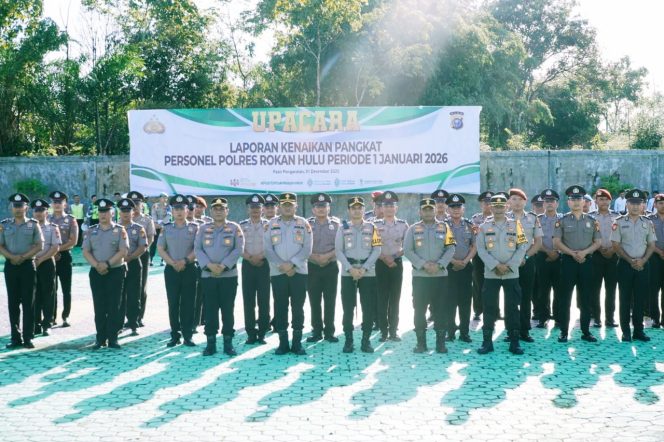 
					63 Personel Polres Naik Pangkat, Kapolres Rohul: Utamakan Tanggung Jawab dan Profesionalisme Tugas