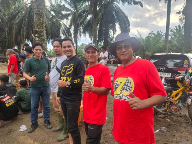 
					Sinergitas Camat dan Kapolsek Singingi di Kejuaraan Grasstrack Lokal Riau di Sirkuit One Hock Pasir Emas