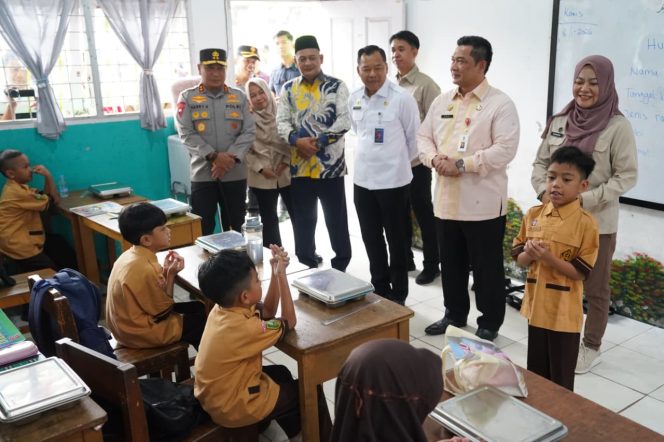 
					Rencana Jadi Nyata: 15 Dapur SPPG Polda Riau Sudah Berasap, Tancap Gas Kejar Target 18 Dapur