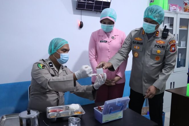 
					Pastikan Standar Gizi dan Kebersihan Terpenuhi, Kapolres Rohil Bersama Bhayangkari Cek Dapur SPPG