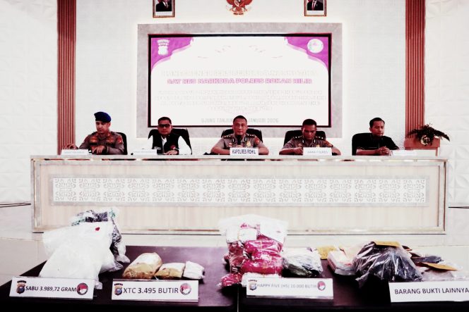 
					Ungkap Jaringan Narkotika Internasional, Polres Rohil Amankan 3,98 Kg Sabu serta Ribuan Pil
