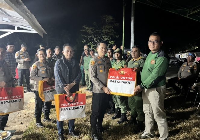 
					Kunjungan Perdana ke Desa Logas, Kapolres Kuansing Tinjau Pos Kamling, Tanam Pohon, dan Dialog dengan Tokoh Adat