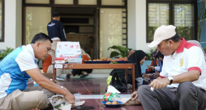 
					Kadis Kominfo Kuansing Pimpin Gotong Royong Jaga Kebersihan Lingkungan Kerja