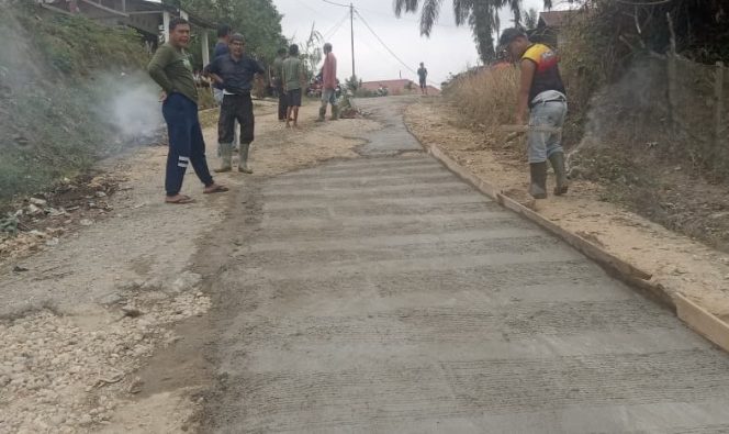 
					Tak Tunggu Pemerintah, Warga Pangean Habiskan 20 Sak Semen untuk Perbaiki Tanjakan Bukit Berangin