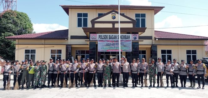 
					Gerakan Rokan Hilir Asri, Polsek Bagan Sinembah Dukung dengan Pembersihan Lingkungan