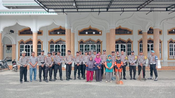 
					Laksanakan Goro Polsek Bagan Sinembah Bersih-Bersih Rumah Ibadah, Wujud Lingkungan Asri dan Nyaman