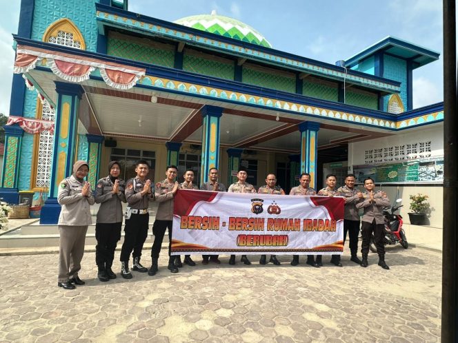 
					Bersih Bersih Rumah Ibadah, Polres Rohil Konsisten Jalankan Program Berubah