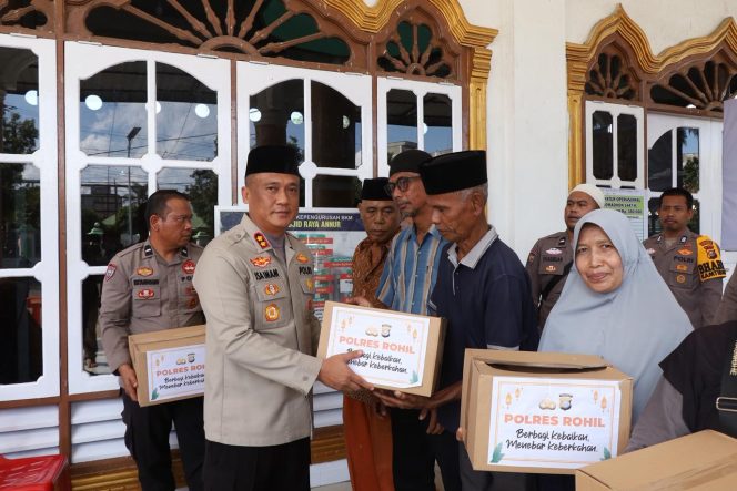 
					Peduli Kaum Dhuafa Kapolres Rohil Salurkan 40 Paket Sembako di Bagan Sinembah