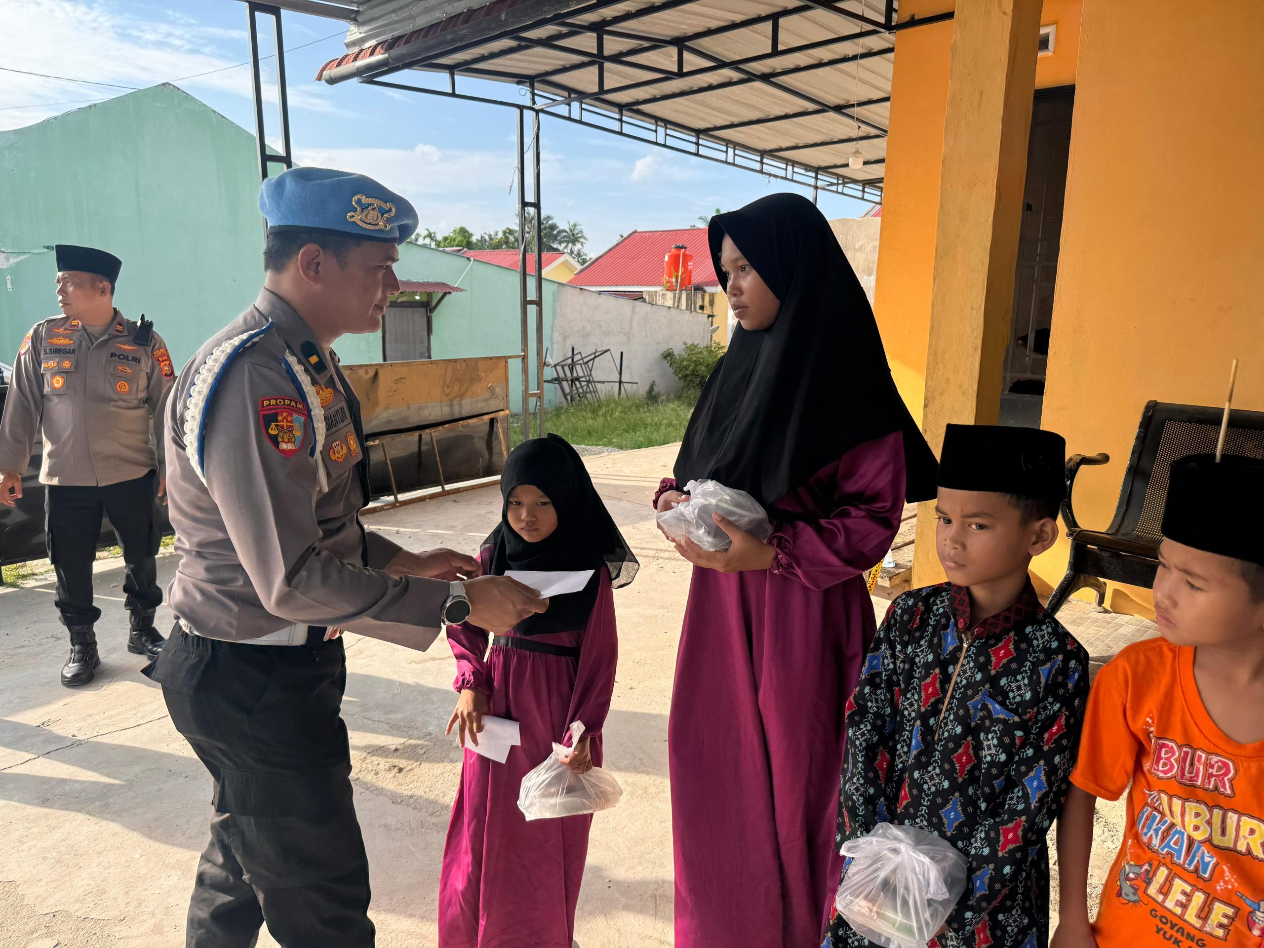 Berbagi Takjil di Panti Asuhan Bintang Cahaya Surga, Wujud Kepedulian SiPropam dan SiHumas Polres di Bulan Ramadhan