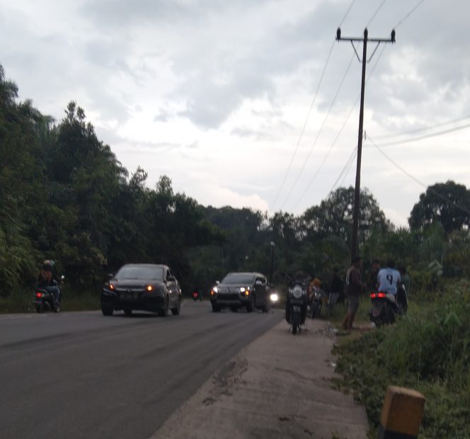 
					Berbahaya, Pengendara Motor Tajilapak di Jalan Bergelombang Muara Lembu