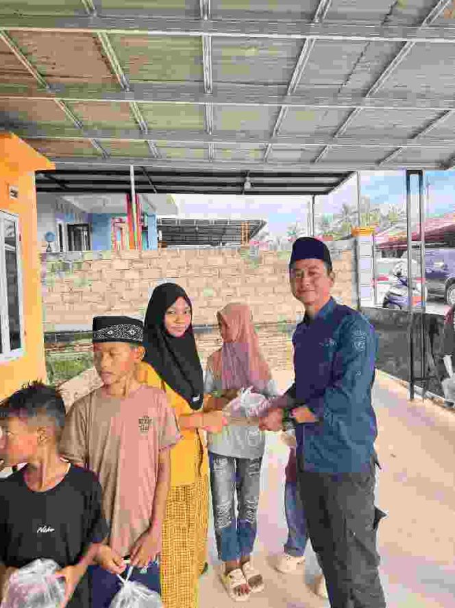 
					Wujud Kepedulian SiPropam dan SiHumas Polres Rohil di Bulan Ramadhan, Berbagi Takjil di Panti Asuhan