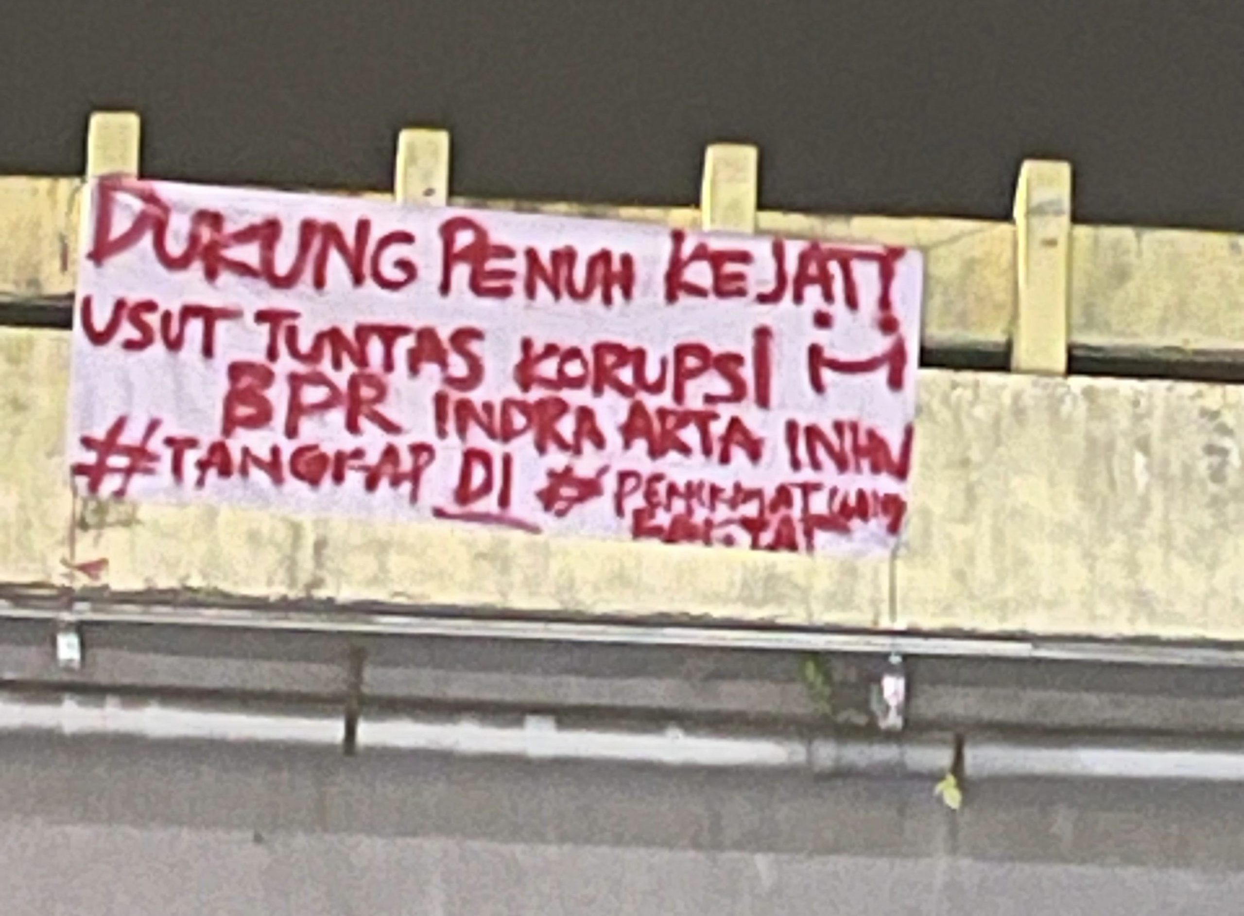 Spanduk Misterius di Atas Jembatan Pekanbaru, Siapa yang Gerakkan Dukungan Usut Dugaan Korupsi BPR Indra Arta?
