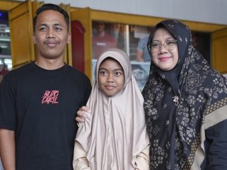 Bupati Afni Dampingi Puluhan Anak Yatim Belanja Kebutuhan Lebaran di Kandis